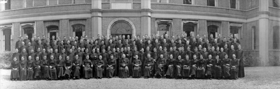 818015 Groepsportret van de seminaristen van het Groot-Seminarie Rijsenburg te Driebergen-Rijsenburg met o.a. president ...